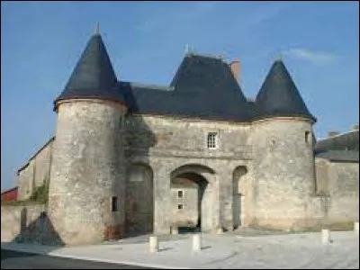 Je vous emmène dans le Centre-Val-de-Loire, à la découverte du château de Huisseau-sur-Mauves. Commune de l'aire urbaine Orléanaise, dans la région agricole de la Beauce de Patay, elle se situe dans le département ...