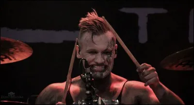 Tobias Mertens a-t-il un pseudonyme ?