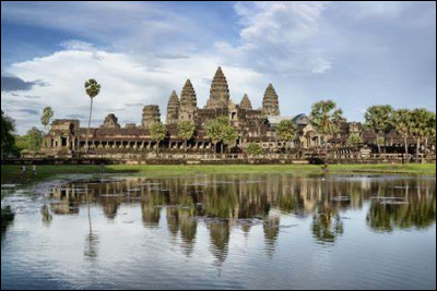 Combien de bâtiments comprend le site archéologique dAngkor ?