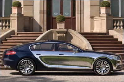 En 1998, le groupe allemand achète les droits de la luxueuse marque française Bugatti, qui avait déjà connu une brève deuxième vie dans les années 90.
Cette limousine de grand luxe, initialement destinée à la production, ne sera finalement jamais fabriquée en série. Comment s'appelle ce modèle avorté portant le nom d'un col alpin ?