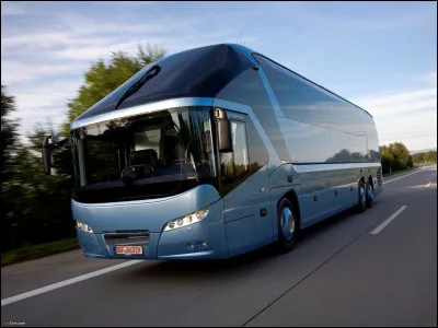 En 2001, MAN vient d'acheter le fabricant allemand d'autocars Neoplan. Ce constructeur spécialisé dans les modèles hauts de gamme fait donc partie de la galaxie Volkswagen. 
Saurez-vous trouver le nom de cet autocar panoramique ?