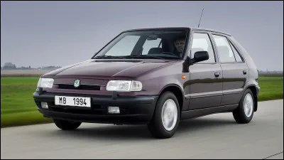 La firme tchèque Skoda intégra le groupe Volkswagen en 1991. 
Cette berline compacte est la première Skoda développée sous l'égide du groupe allemand. Quel est ce modèle ?