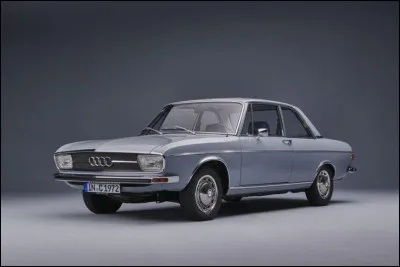 Quand Volkswagen achète le groupe allemand Auto Union en 1964, il décide de ressusciter le nom Audi pour produire des modèles hauts de gamme. 
Comment s'appelle cette élégante berline traction, ancêtre des grandes routières Audi actuelles ?