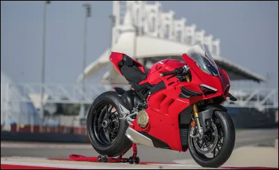 En 2012, le groupe allemand investit un nouveau marché en achetant la firme italienne de motos de sport Ducati.
Amis motards, saurez-vous me rappeler le nom de cette super sportive lancée en 2018 ?