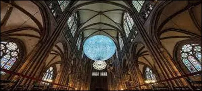 Quand il y a une seconde pleine lune dans le mois – ce qui est fort rare – cheminant entre Jupiter et Saturne, comment la désigne-t-on ?