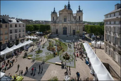 Allons "place Saint-Louis" ; c'est une place aménagée au XVIIIe siècle, devant la cathédrale : nous sommes à ...