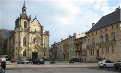 Donnons-nous rendez-vous "place Saint-Pierre", pendant longtemps place des fêtes et des marchés, située dans la ville haute : nous sommes à ...