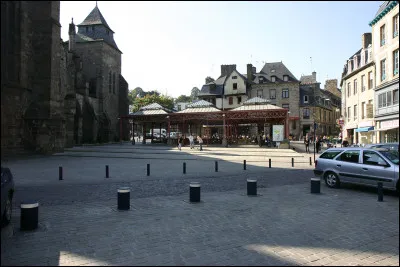 Allons "place du Martray", petite place du centre-ville, située sur le flanc de la cathédrale : nous sommes à ...