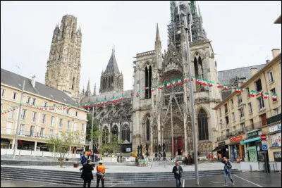 Retrouvons-nous "place de la Calende" ; c'est une petite place d'où vous aurez une vue magnifique sur la cathédrale et son portail sud : nous sommes à ...