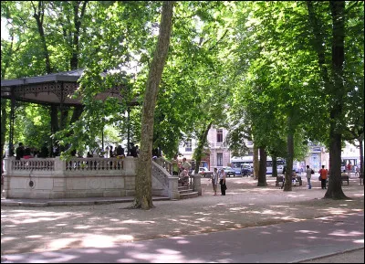 Allons "place Granvelle", c'est une promenade dans l'ancien jardin du Palais Granvelle : nous sommes à ...
