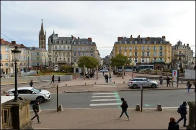 Retrouvons-nous sur cette grande "place d'Aine", carrefour de boulevards ceinturant le centre historique : nous sommes à ...