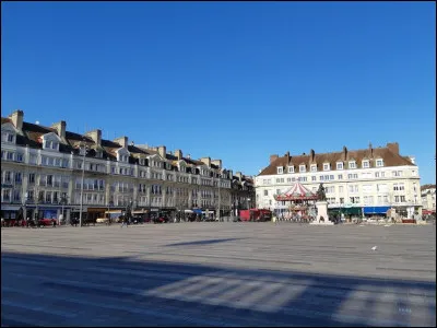 Vous ne pourrez pas manquer la "place Jeanne-Hachette", c'est la plus vaste de la ville : nous sommes à ...