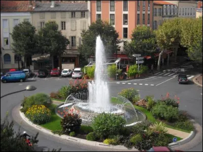 Retrouvons-nous maintenant "place du Mandarous", lieu d'animation à deux pas des rues anciennes : nous sommes à ...