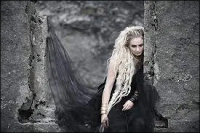 Complétez : 
"Heksen skal brænde ! Heksen skal..."