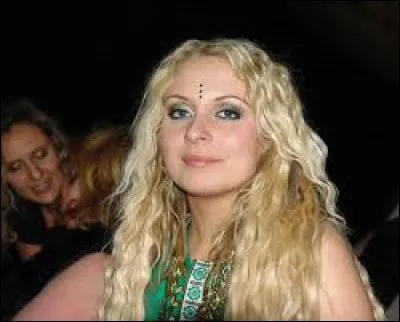 Complétez : 
"Hun hører stemmerne, hun..."