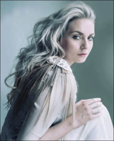 Complétez : 
"Hen over mængden der står og..."