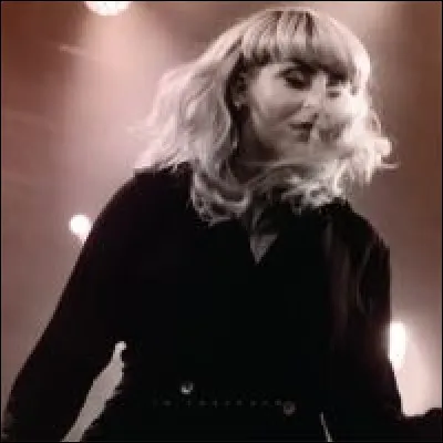 Complétez : 
"Og der er et stort hul midt... dem"