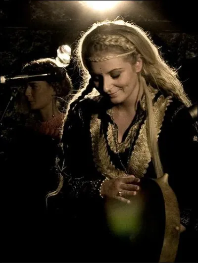 Complétez : 
"Som alle flygter fra
Så kalder domkirkens..."