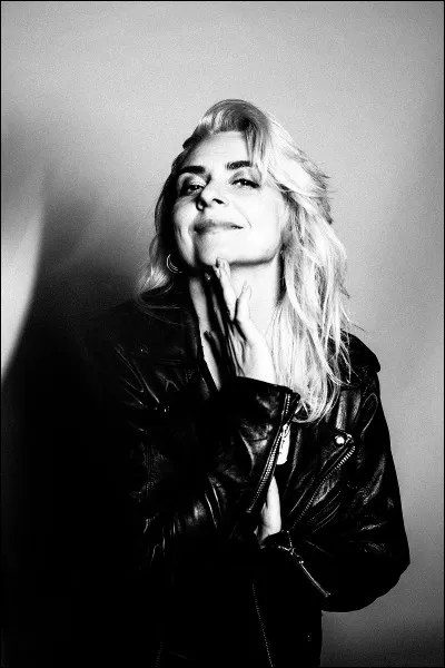 Complétez : 
"Tågen smyger sig om Ribe..."