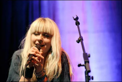 Complétez : 
"Det er idag at heksen skal..."