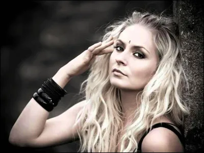 Complétez : 
"Og så kommer kærren..."