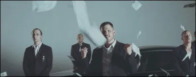 Complétez : 
"Man braucht diese..."