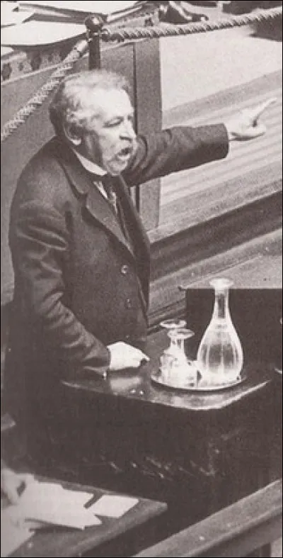 Historiquement, les écoles étaient principalement administrées par le clergé. Quel homme va séparer l'église de l'Etat en 1905 et promouvoir ainsi l'école publique ?