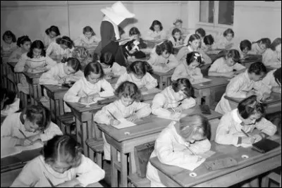 Comment se nomme ce bureau en classe dans les années 1950 ?