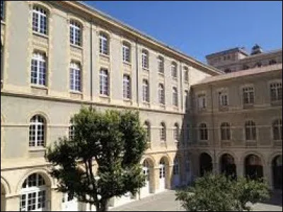 Quel homme fonde les premiers lycées en France ?