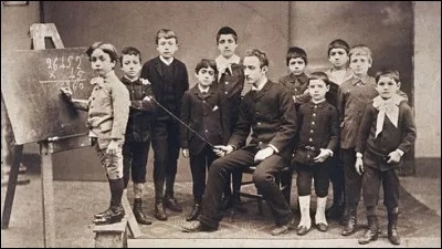 Comment on surnomme les premiers instituteurs de la République ?