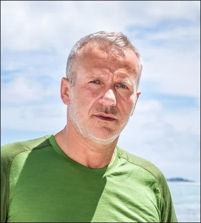 Il est connu pour ses stratégies qui l'ont mené au bout du jeu à chaque fois. À quel candidat correspond cette image ?