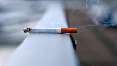 Complétez ce cliché : tous les ... fument énormément.