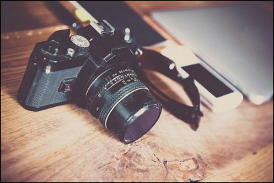 Complétez ce cliché : les ... prennent tout le temps des photos.