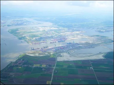 Pour quel exploit, l'aviateur Michel D&eacute;troyat est-il connu ?