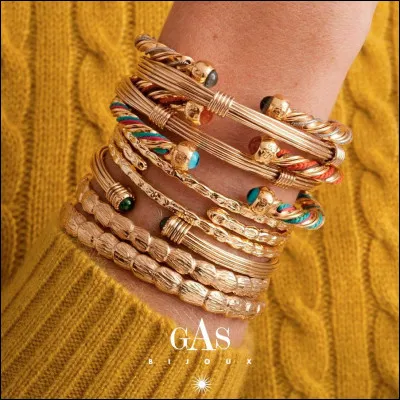 Lors des premières saisons de Koh-Lanta, les candidats avaient le droit d'emporter des objets personnels (bijoux, jeux de cartes, etc.)