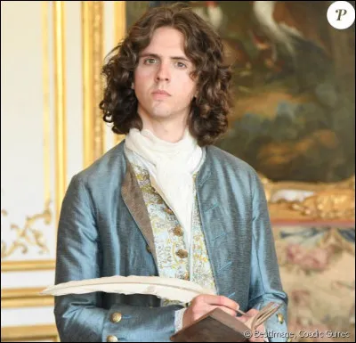 Quel acteur l'incarne dans la mini-série "Les Aventures du jeune Voltaire" ?