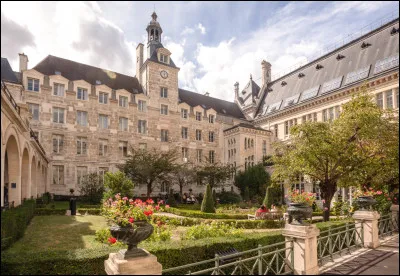 Il entame son éducation chez les jésuites du lycée Louis-le-Grand où il étudie la rhétorique et la philosophie. Pour quoi se passionne-t-il ?