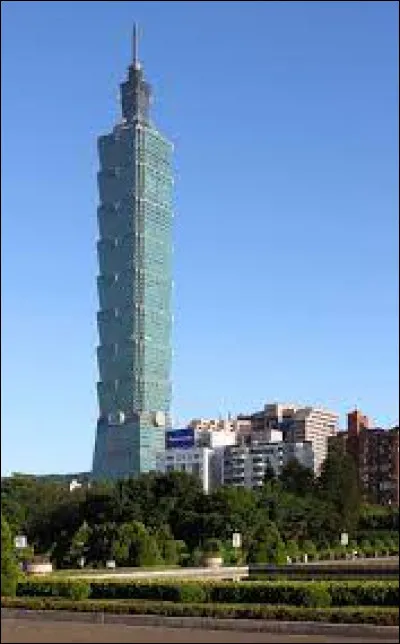 On reste en Asie pour cette question un peu plus difficile. Dans la grande ville de Taipei, à Taïwan, il existe ce building quelque peu particulier. Il s'agit de...