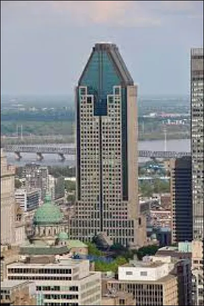 Petit clin d'oeil au Québec avec ce gratte-ciel de la ville de Montréal !