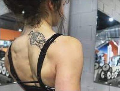 Dans quel pays a-t-elle fait ce tatouage ? (indice : feuille)