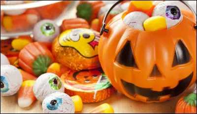 À quelle fête a-t-on coutume de sortir la nuit déguisé et de frapper aux portes pour demander des bonbons ?