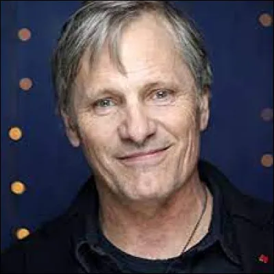Pendant un combat dépée dans "Le Seigneur des Anneaux", Viggo Mortensen s'est cassé une dent. Comment a-t-il fait pour continuer le tournage ?