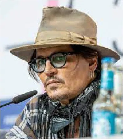 À quel âge Johnny Depp commence-t-il à fumer ?