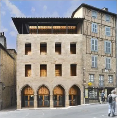 Dans quelle ville française peut-on visiter le musée Champollion, dédié aux écritures dans le monde ?