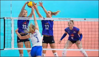 Quelle est la durée totale d'un match de volley-ball ?