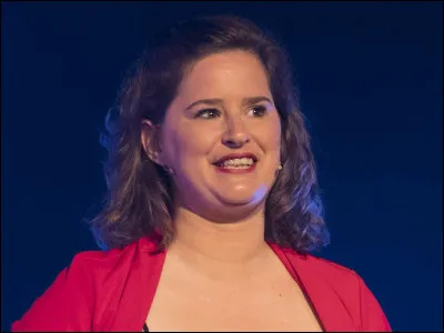 Dans le skecth dÉlodie Poux "Survivre en école maternelle", quel acte a-t-elle fait dans lequel ensuite, elle a été renvoyée ?