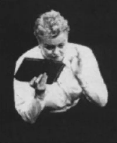 Dans le sketch "Le Répondeur", quel mot n'arrive-t-elle pas à prononcer ?