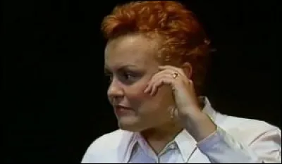 Dans le sketch "La Lettre", à quel chanteur fait référence l'humoriste ?