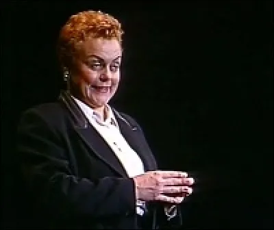 De quelle couleur est la peau de Félix dans un de ses sketchs ?