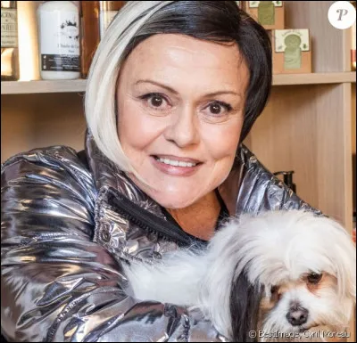 Comment s'appelle le salon de coiffure de Muriel Robin dans un de ses sketchs ?